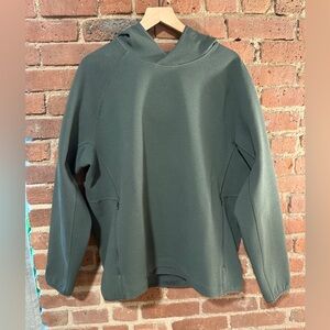 Men’s Lululemon sweatshirt